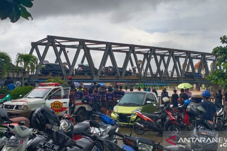 Kedatangan Presiden Jokowi di Jembatan Pekauman Martapura disambut hujan deras