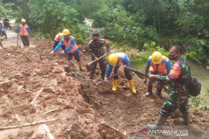 TNI together with HST residents open access from landslide