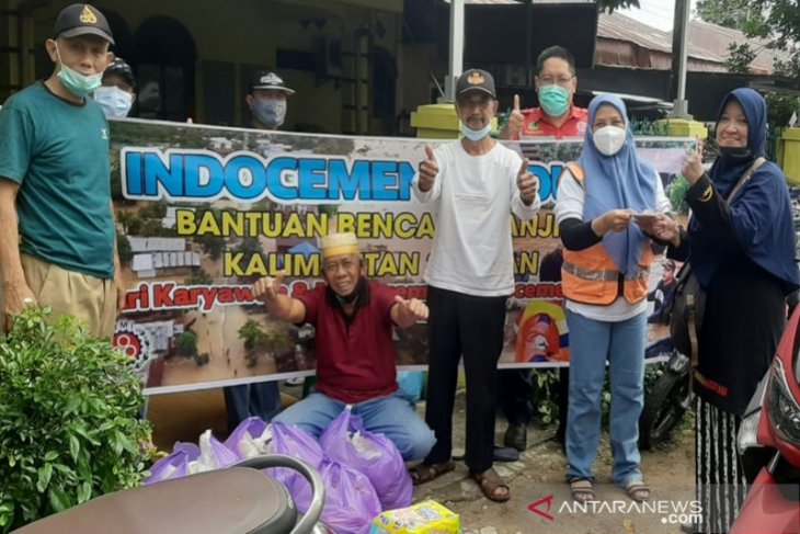 Produsen semen menyalurkan bantuan kepada korban banjir Kalsel