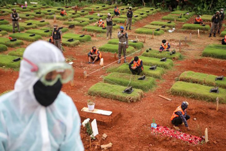 Sanksi sosial berdoa di makam COVID-19