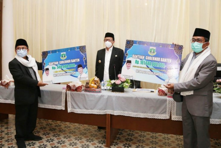 Wahidin Halim serahkan bantuan Rp161,68 miliar untuk 4.042 pesantren di Banten