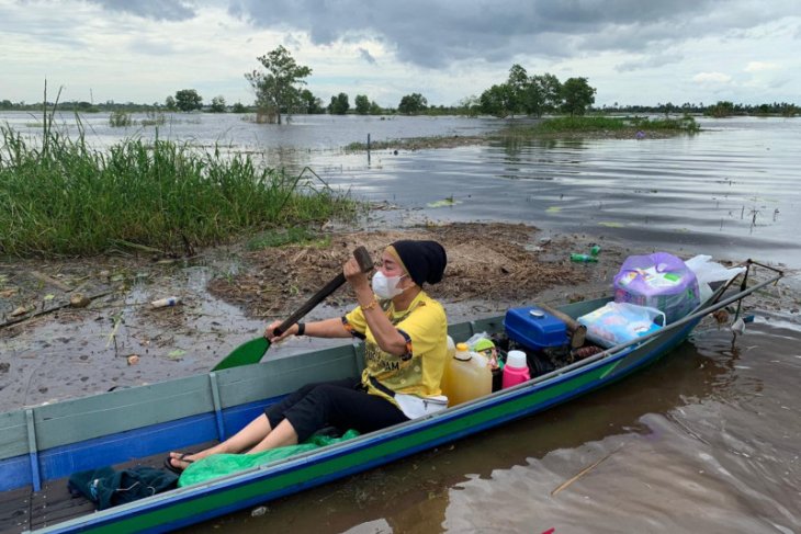 Rombongan Dispersip Kalsel terobos banjir bantu warga Desa Lok Buntar