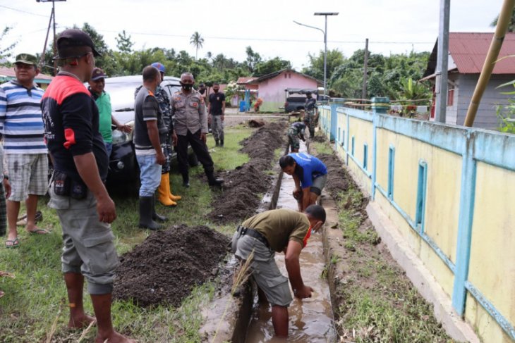 Pemkab Halmahera Utara -TNI-Polri bersihkan kawasan terdampak banjir