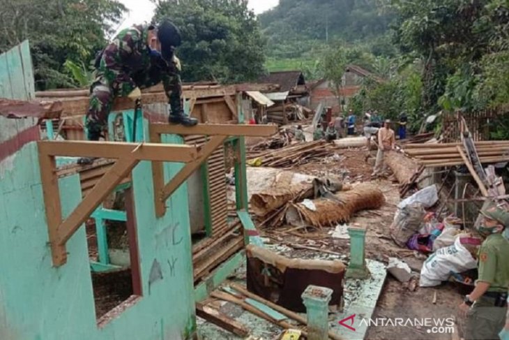 Pergerakan tanah di Sukabumi makin meluas ratusan warga mengungsi
