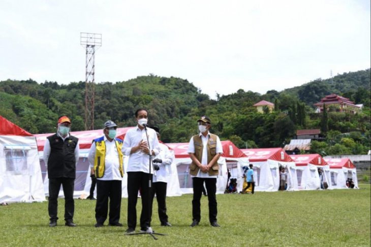 Presiden Jokowi mengunjungi posko pengungsian Mamuju