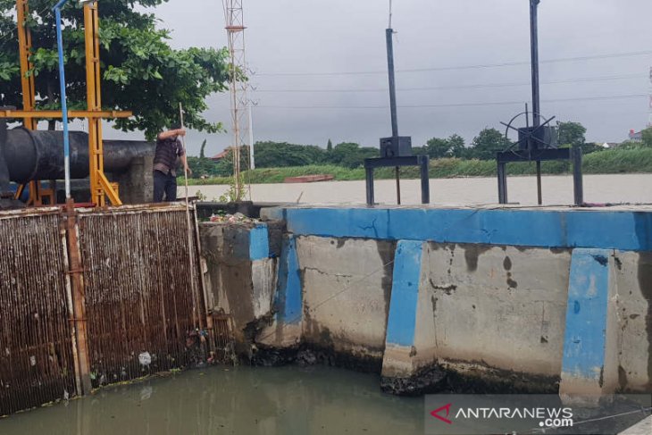Jasad sepasang bayi kembar tersangkut di pintu air rumah pompa