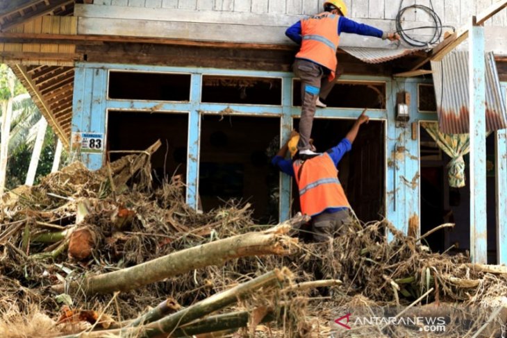 PLN mulai rapikan kabel dan operasionalkan alirkan listrik