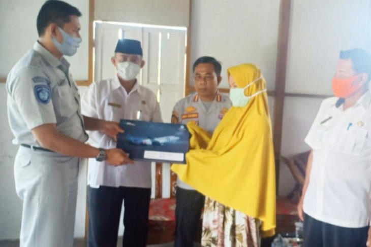 Jasa Raharja Cabang Kalbar serahkan santunan pada 15 korban kecelakaan Sriwijaya