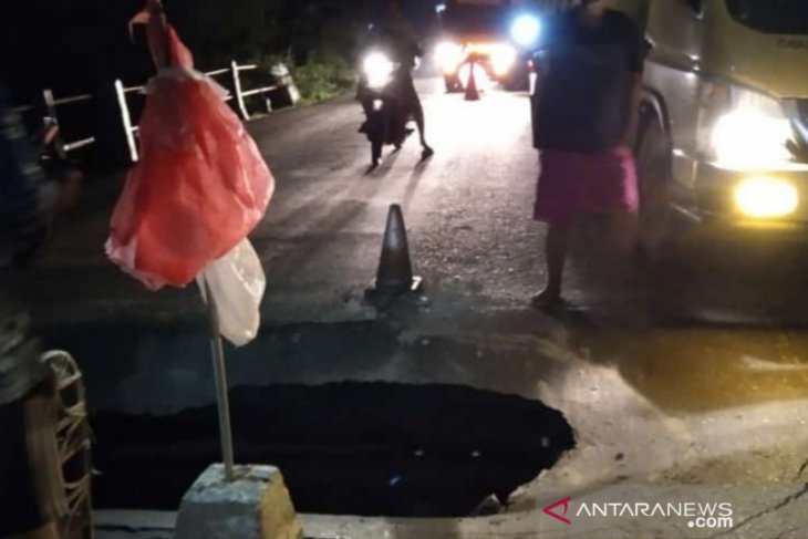 Hati-hati, Jembatan di jalan nasional Desa Kapuh HST ambruk