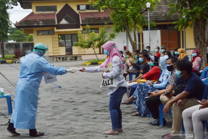 Swab COVID-19 Massal di Madiun