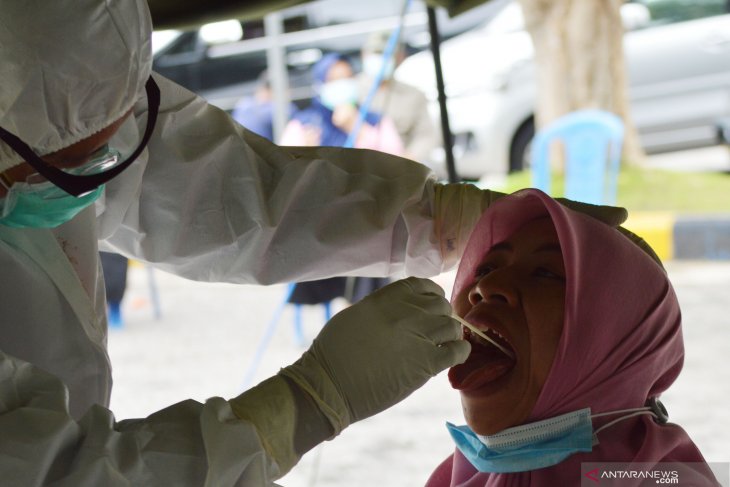 Swab COVID-19 Massal di Madiun