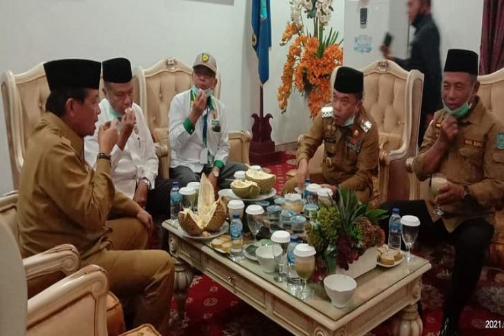 Gubernur Fachrori pamitan di Merangin, Bupati Al Haris suguhkan durian