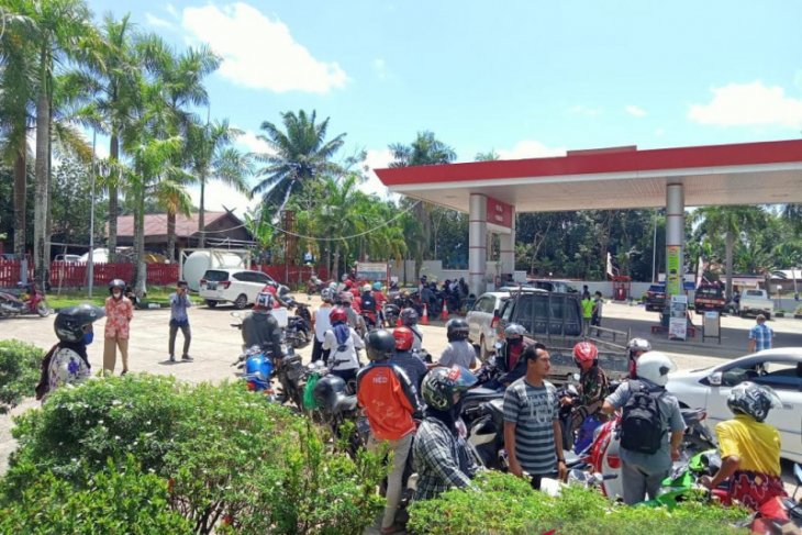 Suplai terganggu jalan rusak, antrean BBM di SPBU Paringin mengular