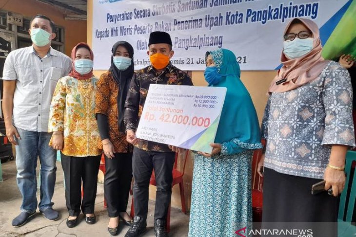 Walikota Pangkalpinang serahkan bantuan dari BPJSTK ke keluarga korban Sriwijaya Air