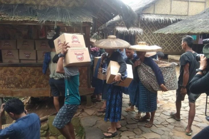 Warga Suku Baduy menerima bansos tunai dari pemerintah