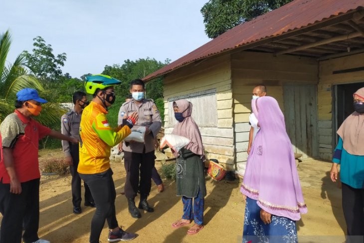 Polres Bangka Barat salurkan bantuan paket sembako