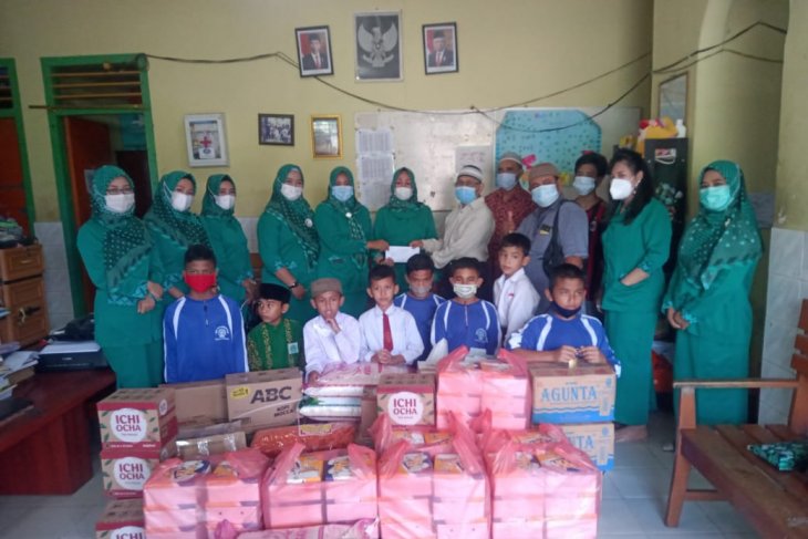 Persatuan istri anggota DPRD Belitung salurkan bantuan ke panti asuhan