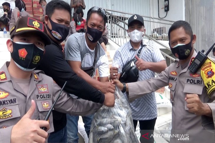 Warga terus bergotong royong salurkan bantuan