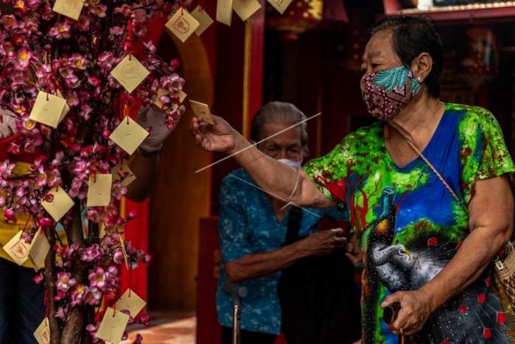 Pembagian angpao untuk manula