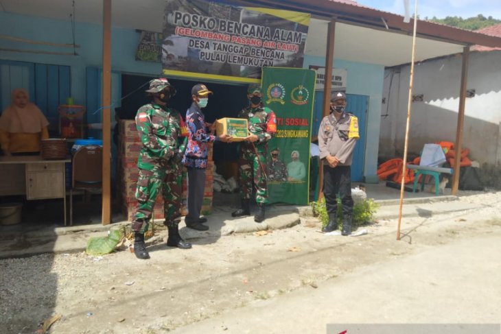 Dandim 1202/Singkawang berikan bantuan korban bencana di Pulau Lemukutan