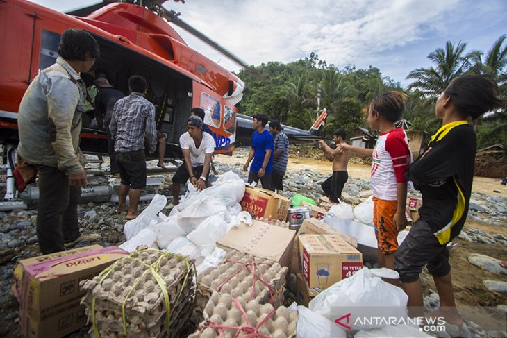 Distribusi Logistik Bantuan Korban Banjir Melalui Jalur Udara