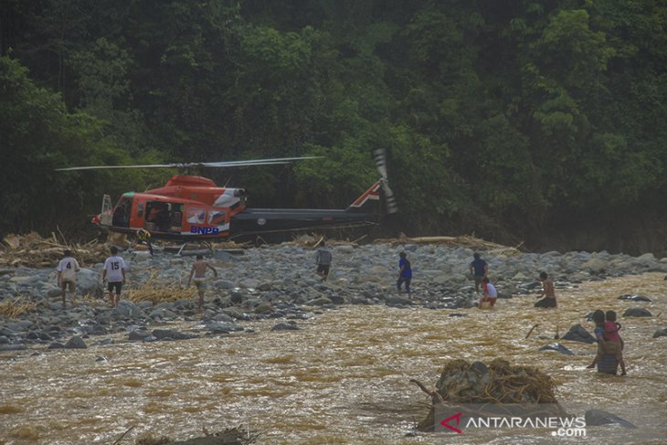 Distribusi Logistik Bantuan Korban Banjir Melalui Jalur Udara