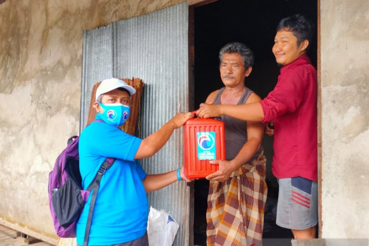 Kader gelora Kalsel terobos banjir bantu air bersih warga Batola