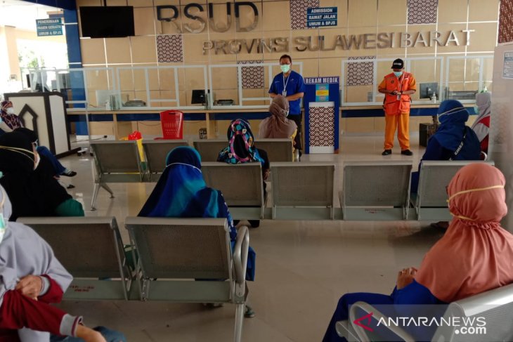 Tim EMT Universitas Brawijaya dan RSSA promosi kesehatan di pengungsian Mamuju