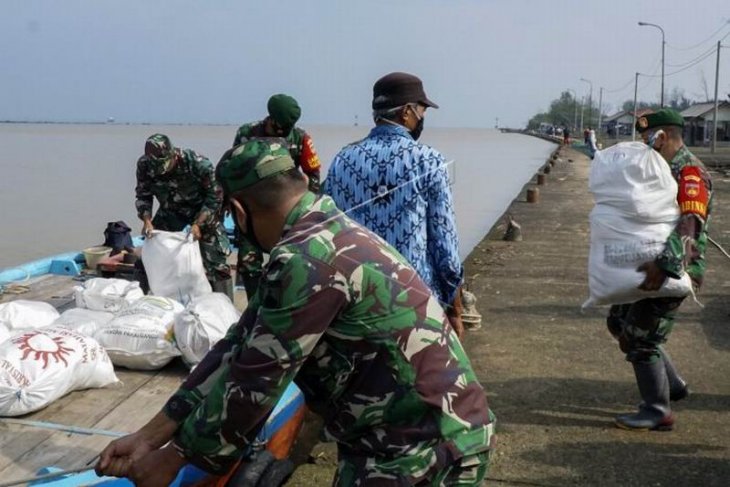 Bantuan untuk warga terdampak rob