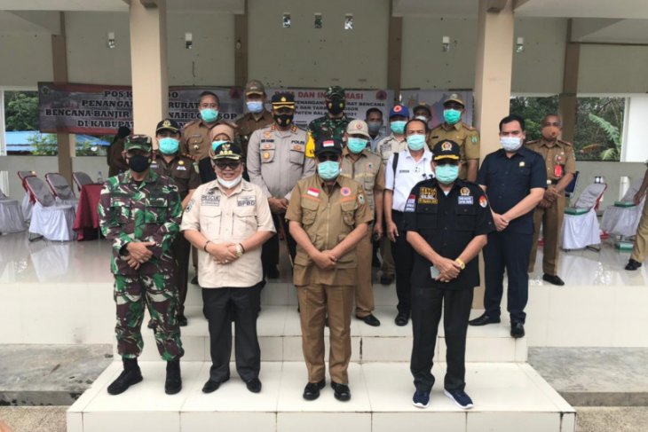 Paman Birin serahkan bantuan Rp1 miliar bagi korban banjir di Balangan