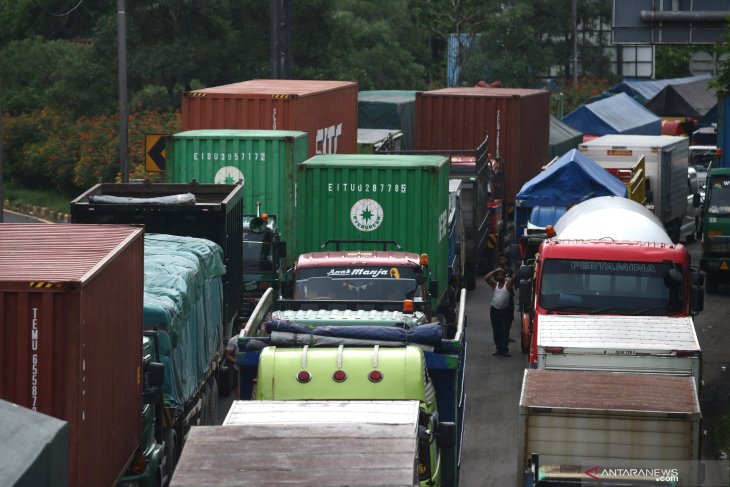 Kemacetan dampak jalan tol ambles