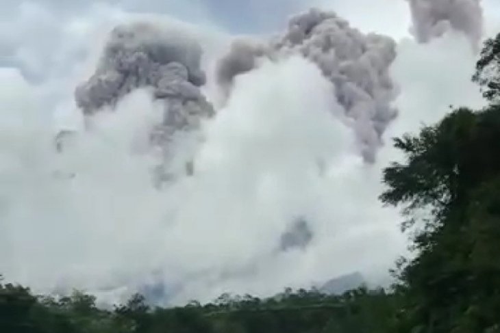 Erupsi Merapi tak ganggu penerbangan di Bandara Adi Soemarmo