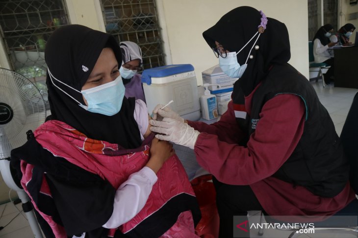 Vaksinasi COVID-19 Nakes di Jombang