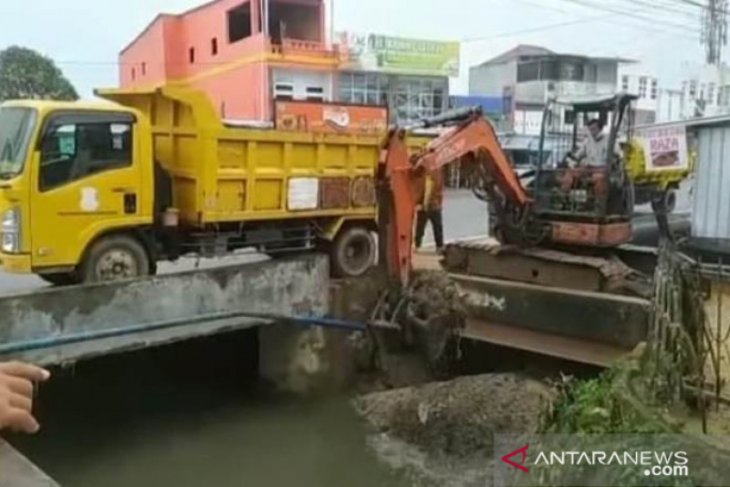 Pemkot Pangkalpinang normalisasi saluran kurangi genangan air