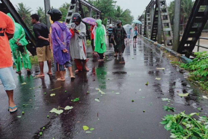 IKA Smansa 90 Ternate salurkan ratusan paket sembako ke korban banjir di Malut