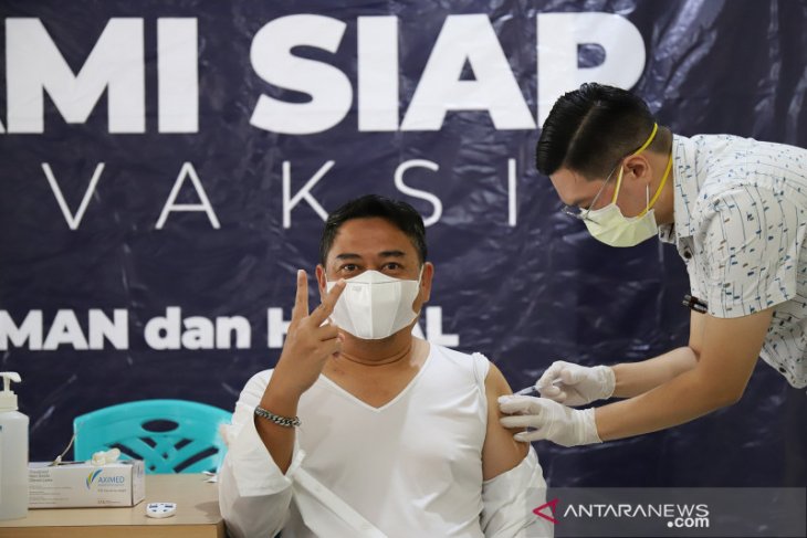 Bupati Bone Bolango jalani vaksinasi COVID-19 tahap kedua