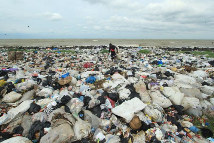 Sampah di Tepi Pantai