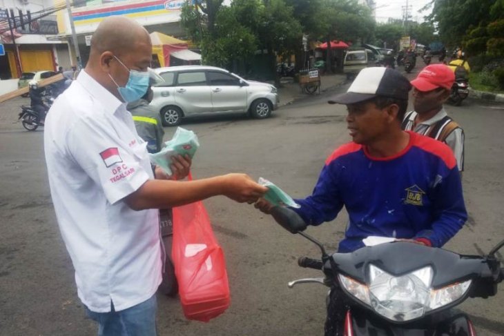 Masa PPKM, PSI Surabaya bagi makanan dan masker