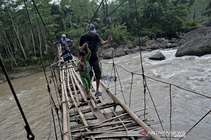 Jembatan Rawayan rusak di Garut 