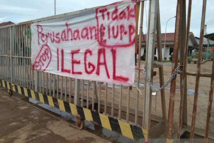Tuding pabrik sawit tak berizin usaha, warga lakukan penyegelan