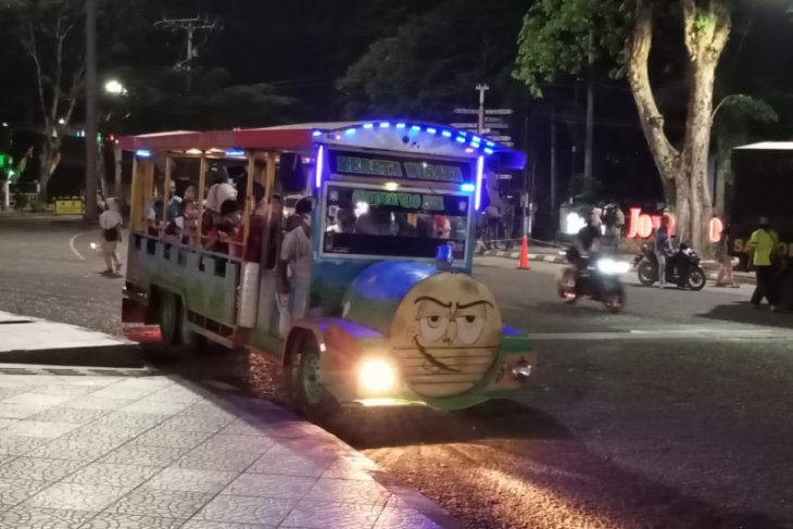 Pemkot Jambi sukses uji coba car free night di tugu keris