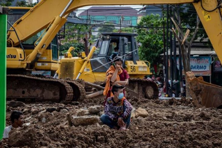 Penyegelan bangunan ilegal di tanah sengketa