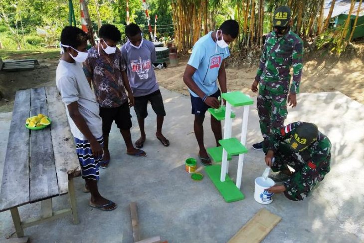 TNI ajarkan warga perbatasan membuat produk keterampilan