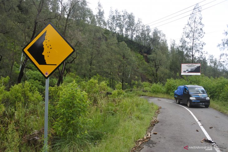 Longsor Tutup Akses ke Kawah Ijen