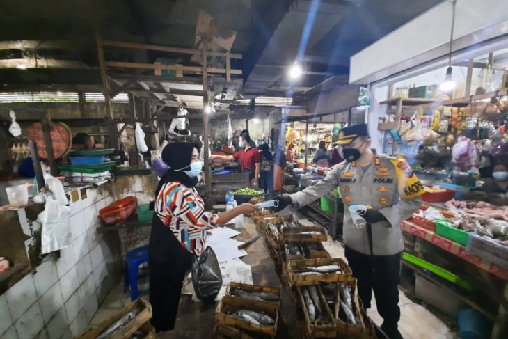 Kapolres Gresik bagi-bagi masker untuk perketat PPKM