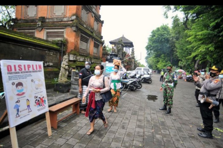 Pengawasan protokol kesehatan di Pura