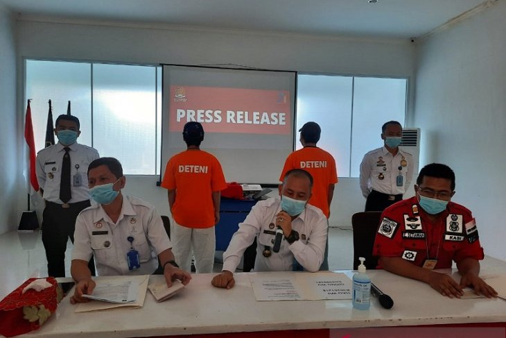 Imigrasi Jambi deportasi dua WNA asal China