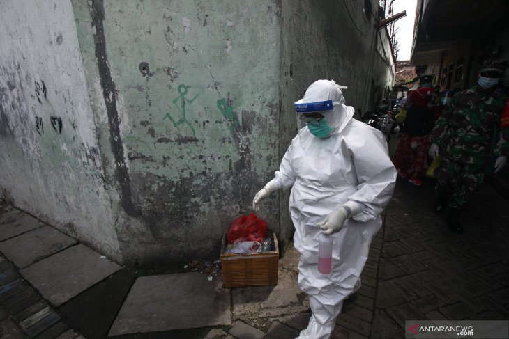 Tes usap di pemukiman padat penduduk