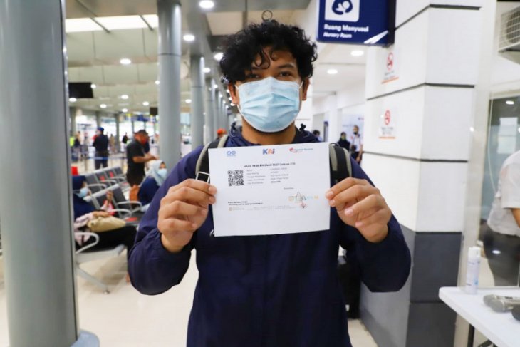Train travelers may take COVID breathalyzer test: minister