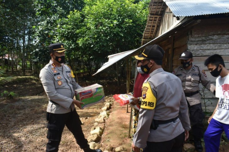 Kapolres Balangan serahkan bantuan kepada korban banjir